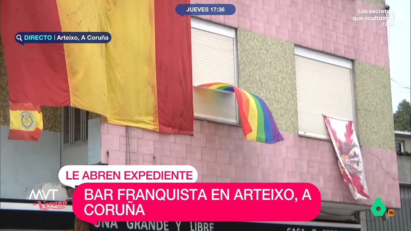 El dueño del bar franquista de Arteixo (A Coruña) coloca una bandera LGTBI al lado de la bandera preconstitucional El local ha sido expedientado por la Xunta de Galicia. Esto ha provocado que el dueño decida retirar un cartel en el que se podía leer "abstenerse rojos" y, además, ha colocado la bandera arcoíris en su fachada.