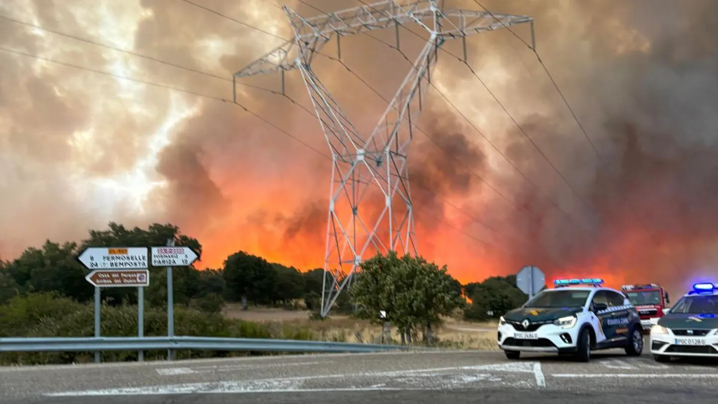 El incendio de Fermoselle mantiene en vilo a Zamora: las llamas ya han alcanzado viviendas y explotaciones ganaderas. El incendio de Fermoselle mantiene en vilo a Zamora: las llamas ya han alcanzado viviendas y explotaciones ganaderas.