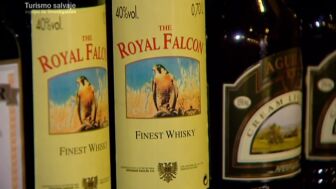La treta del alcohol en un bar de copas de Benidorm: "Las botellas se parecen, pero no son las mismas"