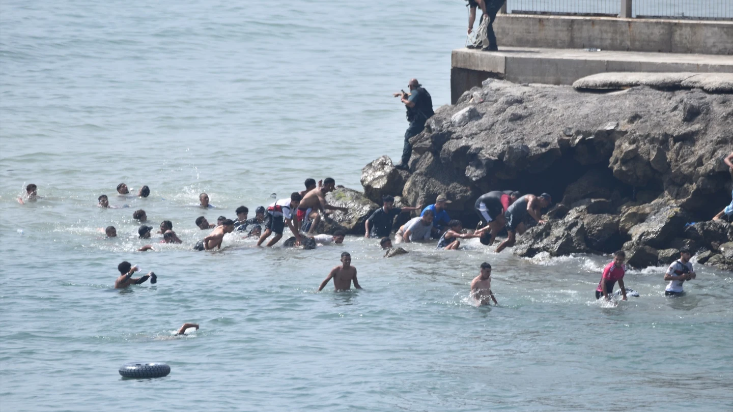 Decenas de personas llegan a la costa de Ceuta Decenas de personas llegan a la costa de Ceuta