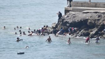 Decenas de personas llegan a la costa de Ceuta