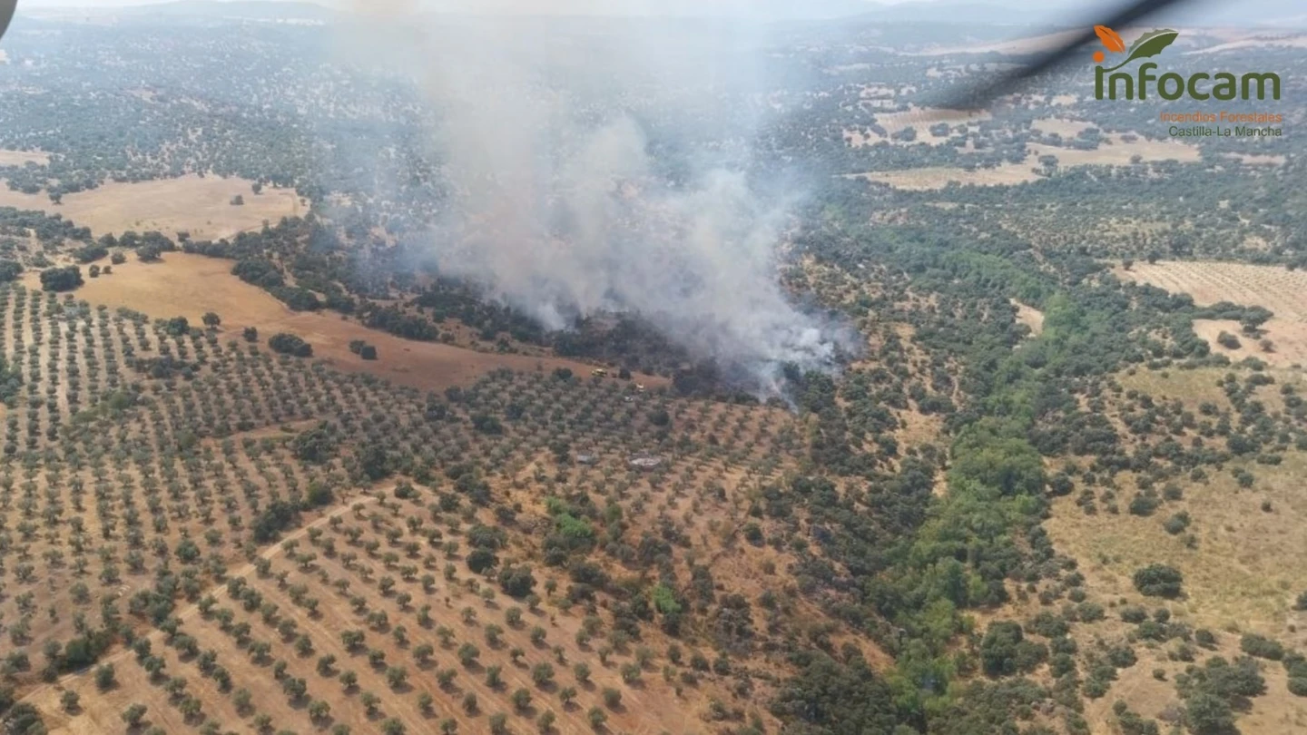 Cinco medios aéreos y 40 personas trabajan en extinguir un incendio en Villarejo de Montalbán (Toledo) Cinco medios aéreos y 40 personas trabajan en extinguir un incendio en Villarejo de Montalbán (Toledo)