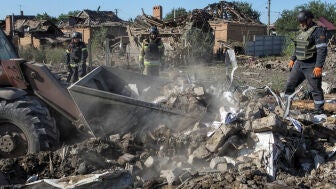 Equipos de rescate en la aldea de Radushne, cerca de la ciudad de Kryvyi Rih, regi&oacute;n de Dnipropetrovsk, Ucrania.