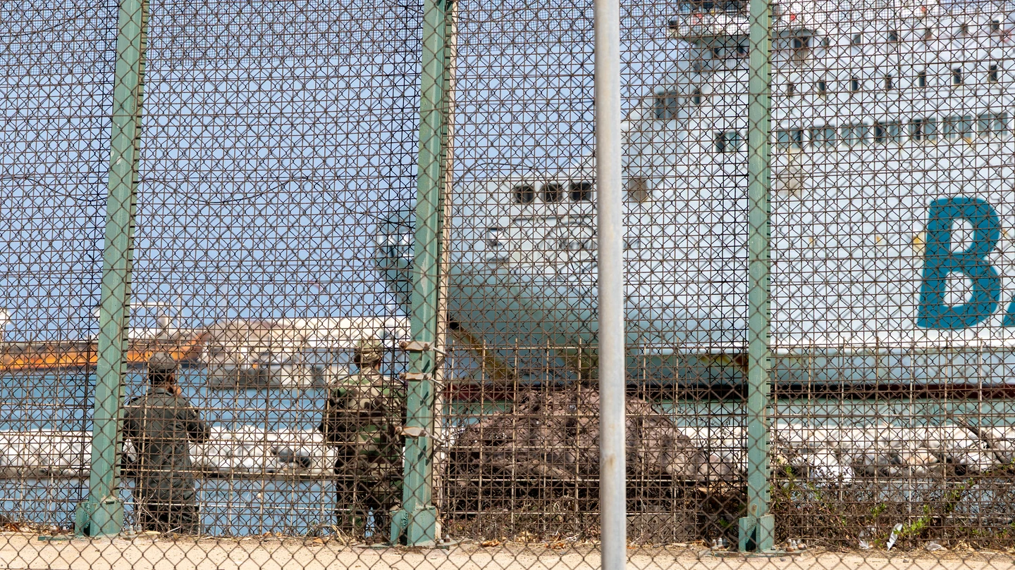 La Guardia Civil refuerza el dique sur de Melilla, que conforma la frontera sur entre España y Marruecos en la ciudad, que ha sido cerrado al tránsito La Guardia Civil refuerza el dique sur de Melilla, que conforma la frontera sur entre España y Marruecos en la ciudad, que ha sido cerrado al tránsito