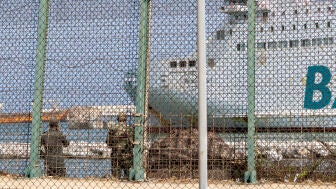 La Guardia Civil refuerza el dique sur de Melilla, que conforma la frontera sur entre Espa&ntilde;a y Marruecos en la ciudad, que ha sido cerrado al tr&aacute;nsito