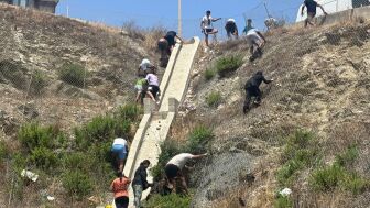  Centenares de personas de origen magreb&iacute; han cruzado a Ceuta desde Marruecos, a nado y por el espig&oacute;n.