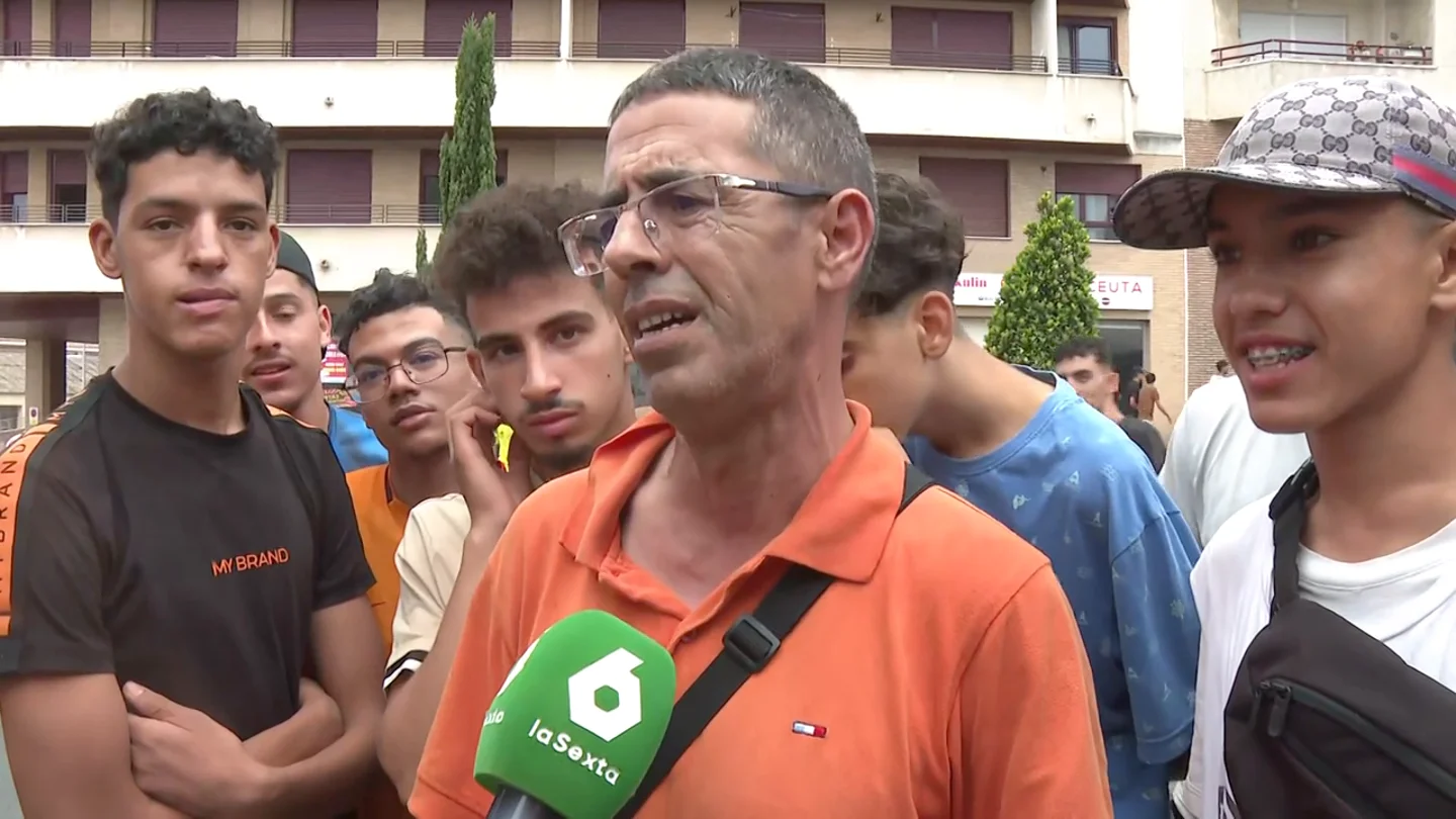 Karim, tras cruzar a Ceuta nadando: "He atravesado el mar para tener una vida de persona normal. En Marruecos no hay nada" Karim, tras cruzar a Ceuta nadando: "He atravesado el mar para tener una vida de persona normal. En Marruecos no hay nada"