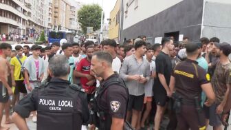 Caos en las calles de Ceuta con miles de migrantes colapsando la ciudad mientras la llegada masiva no cesa: "Parece la Guerra Mundial Z"