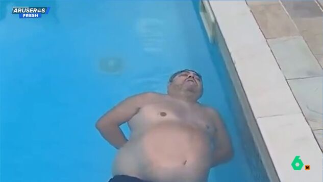 La c&oacute;mica destreza de un hombre al quedarse dormido y roncando mientras flotaba en una piscina