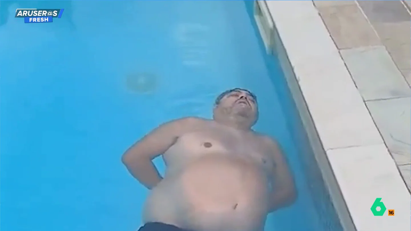 La cómica destreza de un hombre al quedarse dormido y roncando mientras flotaba en una piscina La cómica destreza de un hombre al quedarse dormido y roncando mientras flotaba en una piscina