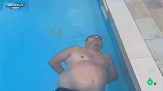 La c&oacute;mica destreza de un hombre al quedarse dormido y roncando mientras flotaba en una piscina
