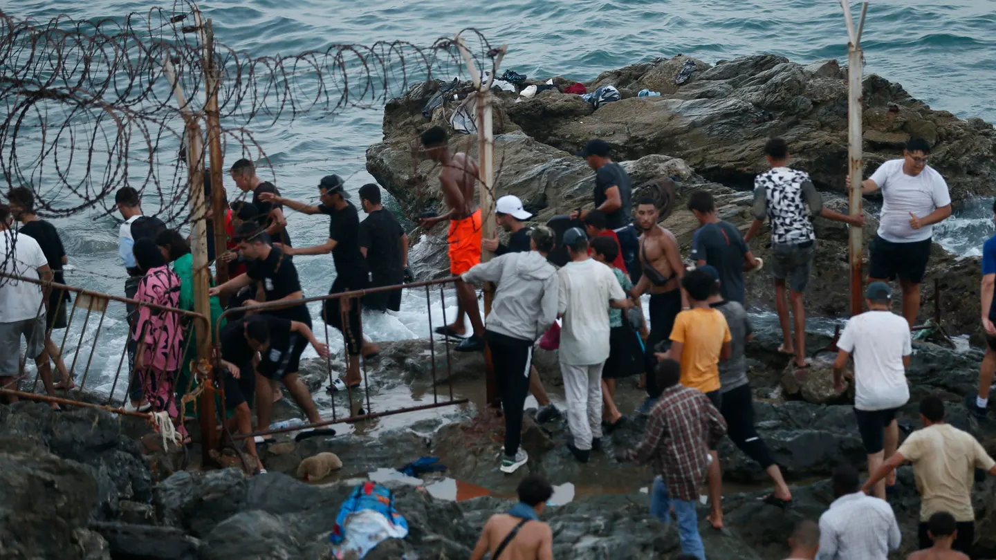 Decenas de migrantes, en Ceuta Decenas de migrantes, en Ceuta
