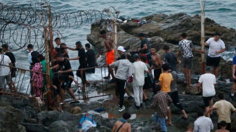 Decenas de migrantes, en Ceuta
