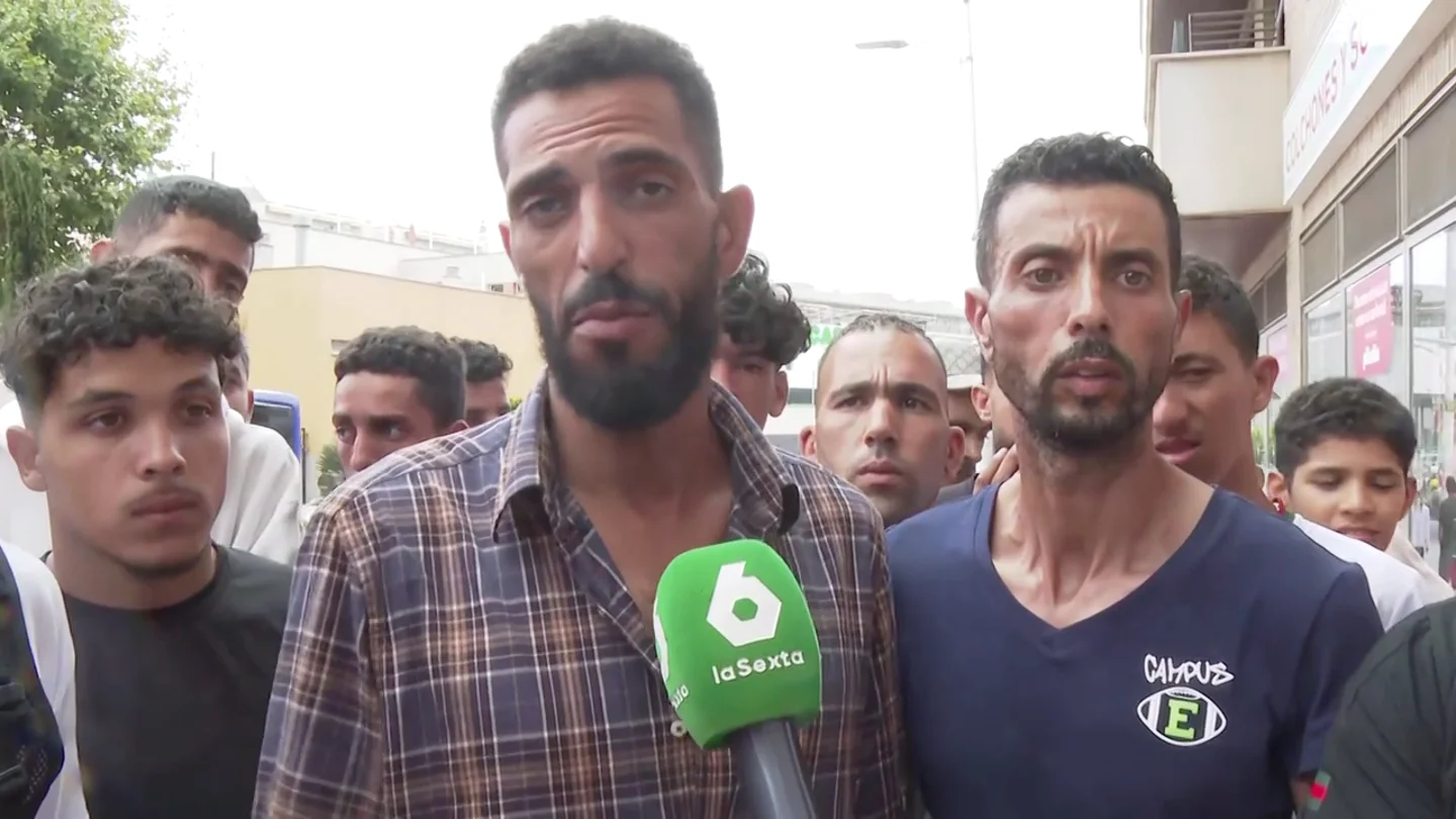 Un migrante asegura que la Policía marroquí les "ayudó" a cruzar a Ceuta Un migrante asegura que la Policía marroquí les "ayudó" a cruzar a Ceuta