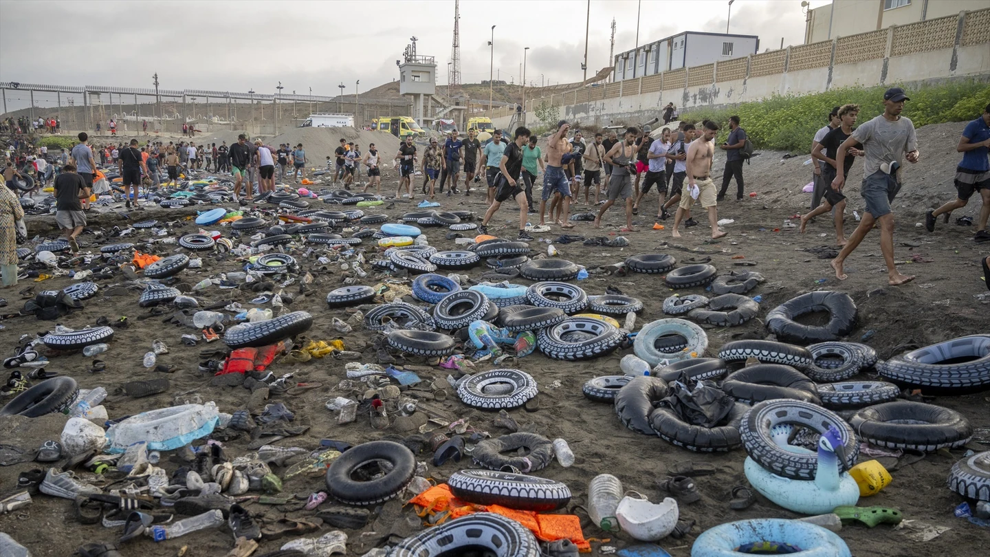 Decenas de migrantes, en Ceuta Decenas de migrantes, en Ceuta