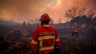 Los bomberos combaten las llamas durante un incendio forestal en Valpacos, Portugal, el 30 de julio de 2026