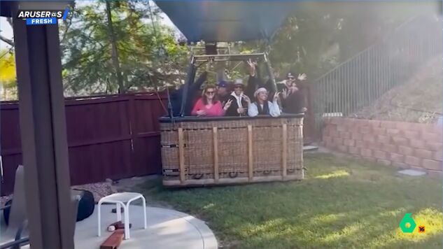 La sorpresa del due&ntilde;o de una casa al encontrarse un globo aerost&aacute;tico con 13 personas en su jard&iacute;n