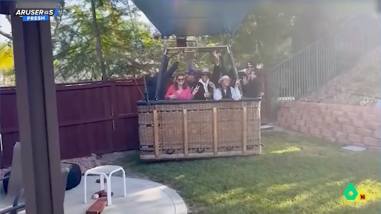 La sorpresa del dueño de una casa al encontrarse un globo aerostático con 13 personas en su jardín La sorpresa del dueño de una casa al encontrarse un globo aerostático con 13 personas en su jardín