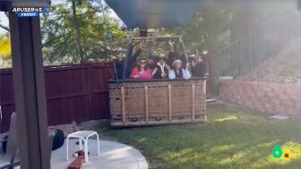La sorpresa del due&ntilde;o de una casa al encontrarse un globo aerost&aacute;tico con 13 personas en su jard&iacute;n