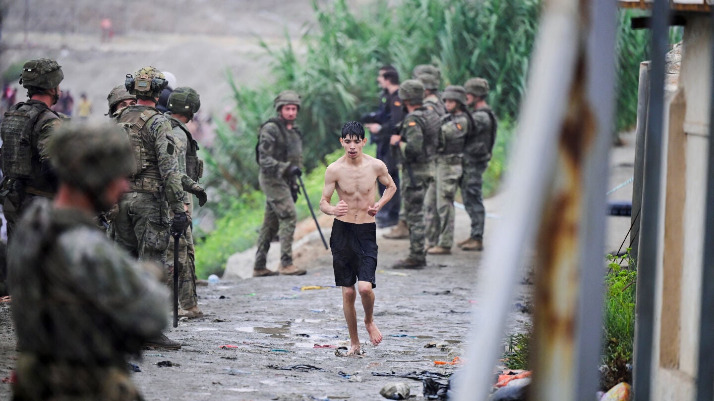 Un joven migrante de Marruecos llegando a la frontera española a través de Ceuta, descalzo y sin apenas ropa