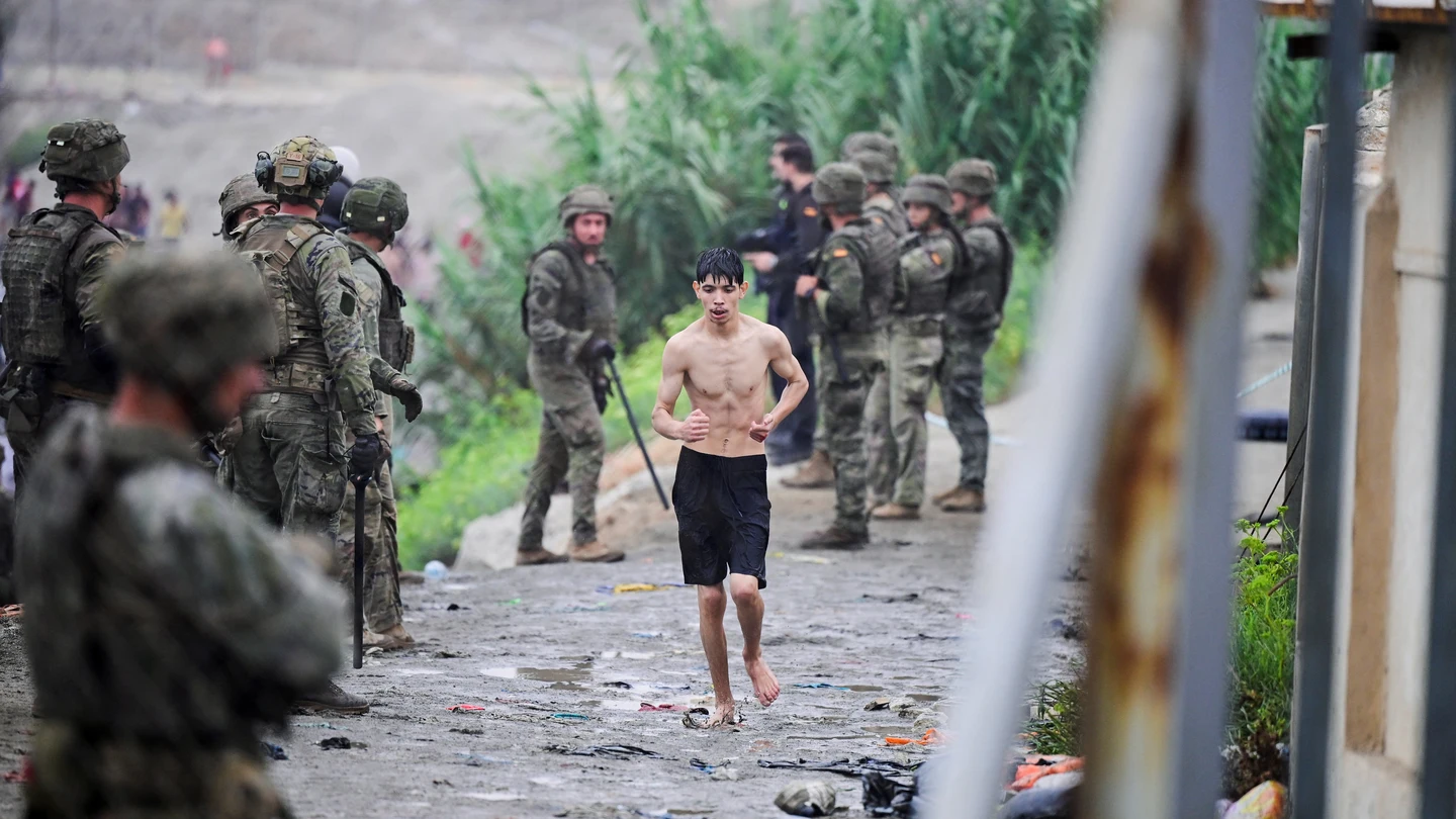 Un joven migrante de Marruecos llegando a la frontera española a través de Ceuta, descalzo y sin apenas ropa Un joven migrante de Marruecos llegando a la frontera española a través de Ceuta, descalzo y sin apenas ropa