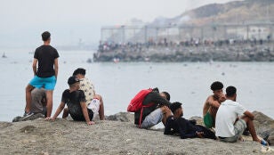 Varios migrantes en la frontera espa&ntilde;ola de Ceuta, frente a Marruecos