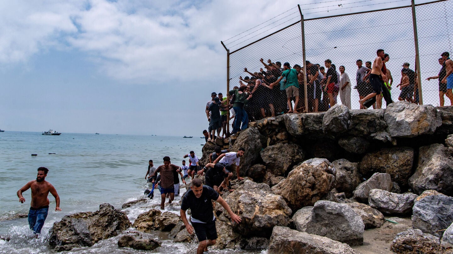 Migrantes entran en Ceuta. 