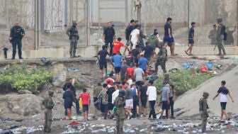 Grupos de inmigrantes empiezan a volver a su pa&iacute;s por la frontera del Tarajal en Ceuta 