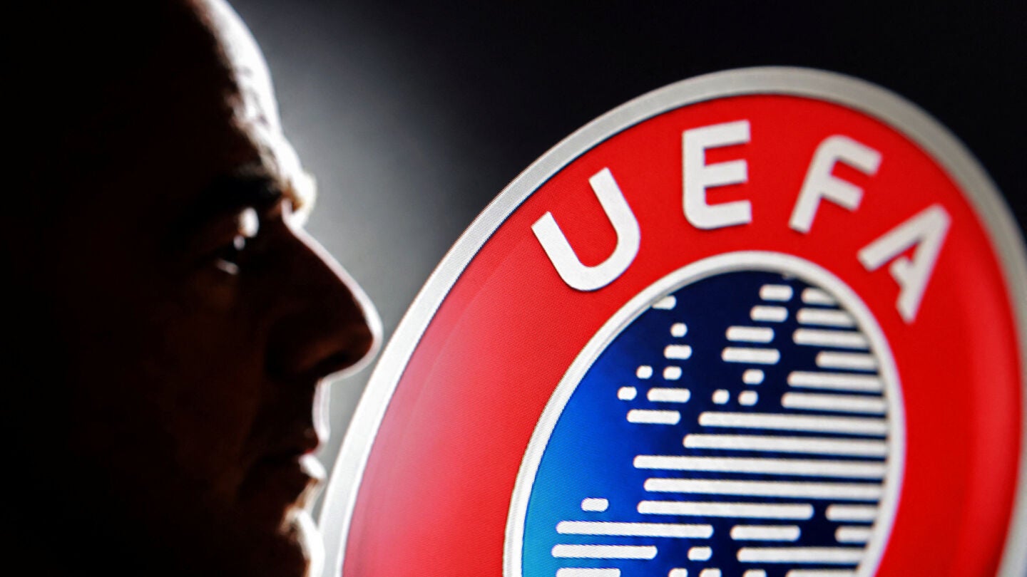 Infantino frente a un logo de la UEFA. 