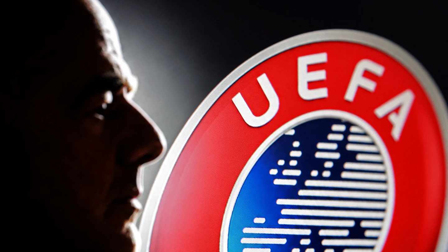 Infantino frente a un logo de la UEFA. Infantino frente a un logo de la UEFA.