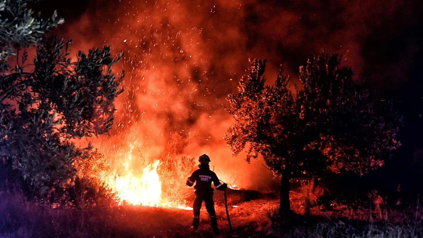 Un bombero lucha contra el fuego Un bombero lucha contra el fuego