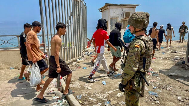 Migrantes magreb&iacute;es regresan a Marruecos desde Ceuta