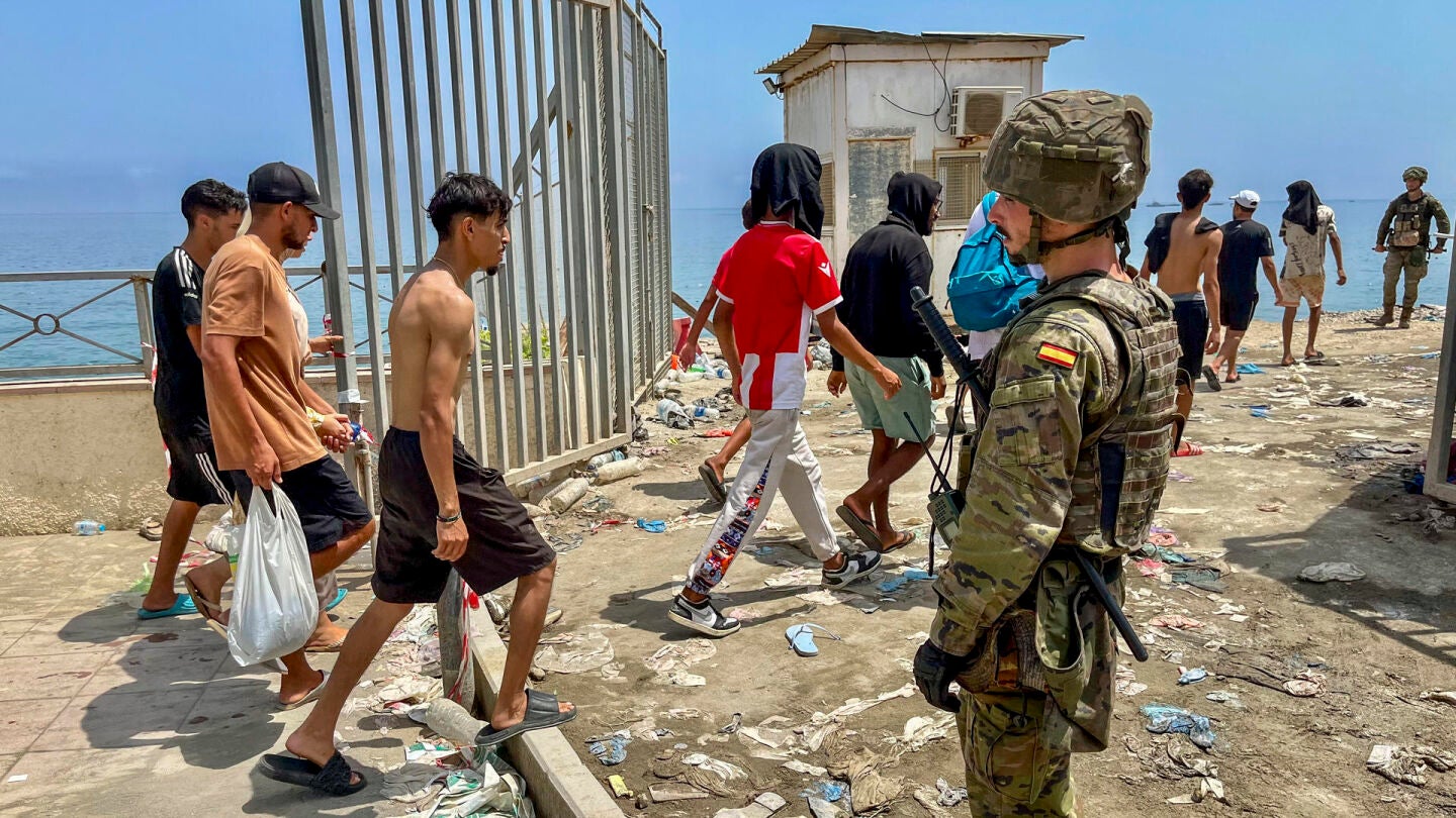 Migrantes magreb&iacute;es regresan a Marruecos desde Ceuta