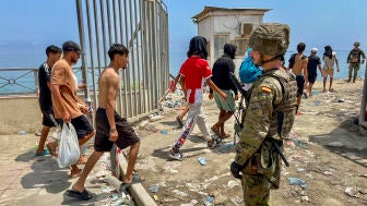 Migrantes magreb&iacute;es regresan a Marruecos desde Ceuta
