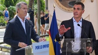 El l&iacute;der del PP, Alberto N&uacute;&ntilde;ez Feij&oacute;o, y el presidente del Gobierno, Pedro S&aacute;nchez, en Ceuta.
