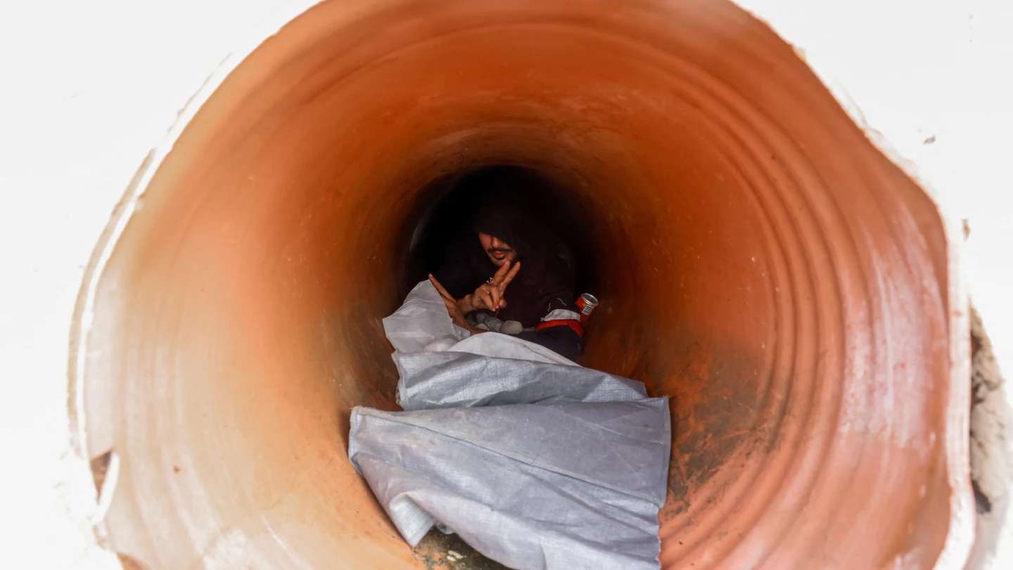 Un migrante se esconde en un túnel de playa para evitar a los soldados españoles tras los cruces masivos Un migrante se esconde en un túnel de playa para evitar a los soldados españoles tras los cruces masivos