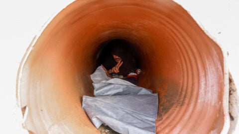 Un migrante se esconde en un t&uacute;nel de playa para evitar a los soldados espa&ntilde;oles tras los cruces masivos