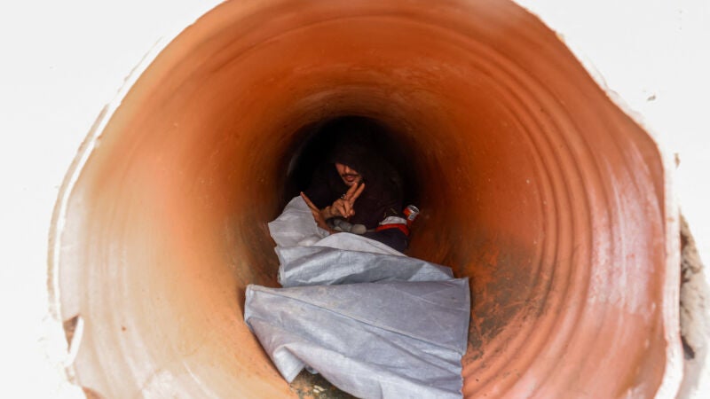 Un migrante se esconde en un t&uacute;nel de playa para evitar a los soldados espa&ntilde;oles tras los cruces masivos