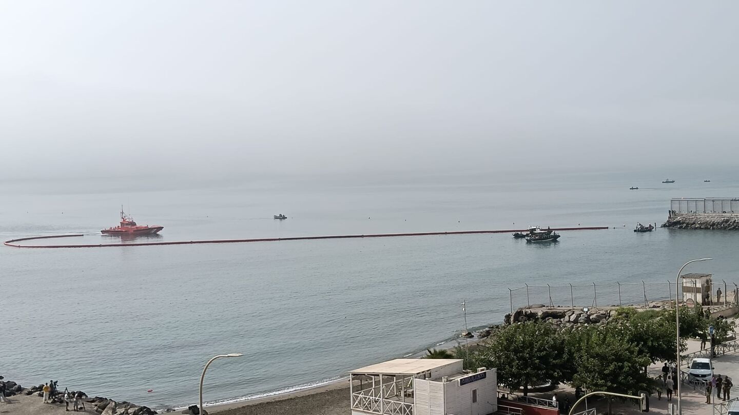 Las autoridades trabajan en la instalaci&oacute;n de una valla neum&aacute;tica en Tarajal (Ceuta)