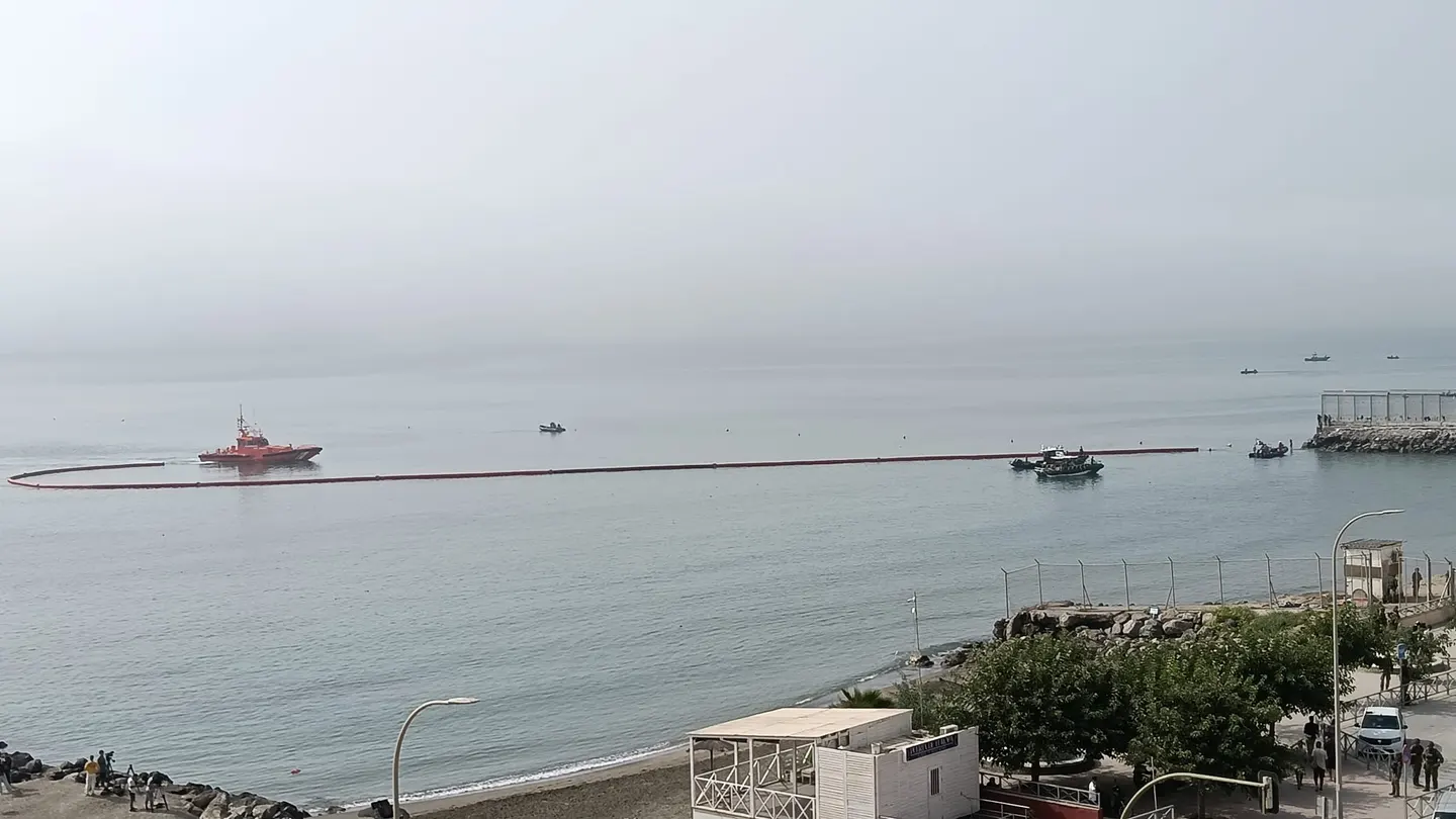 Las autoridades trabajan en la instalación de una valla neumática en Tarajal (Ceuta) Las autoridades trabajan en la instalación de una valla neumática en Tarajal (Ceuta)
