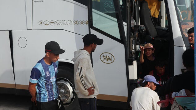 Magreb&iacute;es esperan en un autob&uacute;s su traslado a diferentes puntos de Marruecos