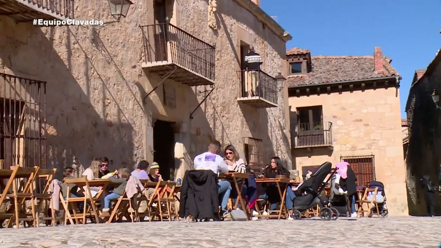 El dueño del restaurante de Pedraza inspeccionado por cobrar el agua del grifo admite: "Lo hago para disuadir a la gente" El dueño del restaurante de Pedraza inspeccionado por cobrar el agua del grifo admite: "Lo hago para disuadir a la gente"