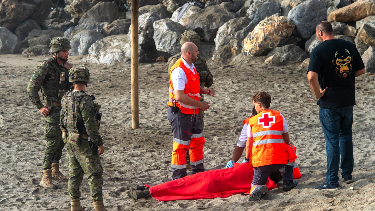 El Ejército y la Cruz Roja atienden a un migrante en Ceuta. El Ejército y la Cruz Roja atienden a un migrante en Ceuta.