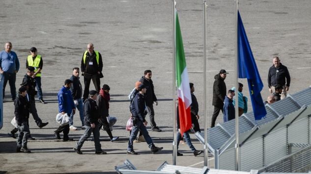 Imagen de archivo de migrantes siendo transportados de Italia a Albania
