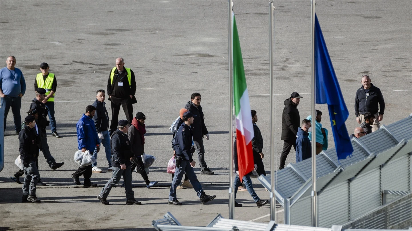 Imagen de archivo de migrantes siendo transportados de Italia a Albania Imagen de archivo de migrantes siendo transportados de Italia a Albania