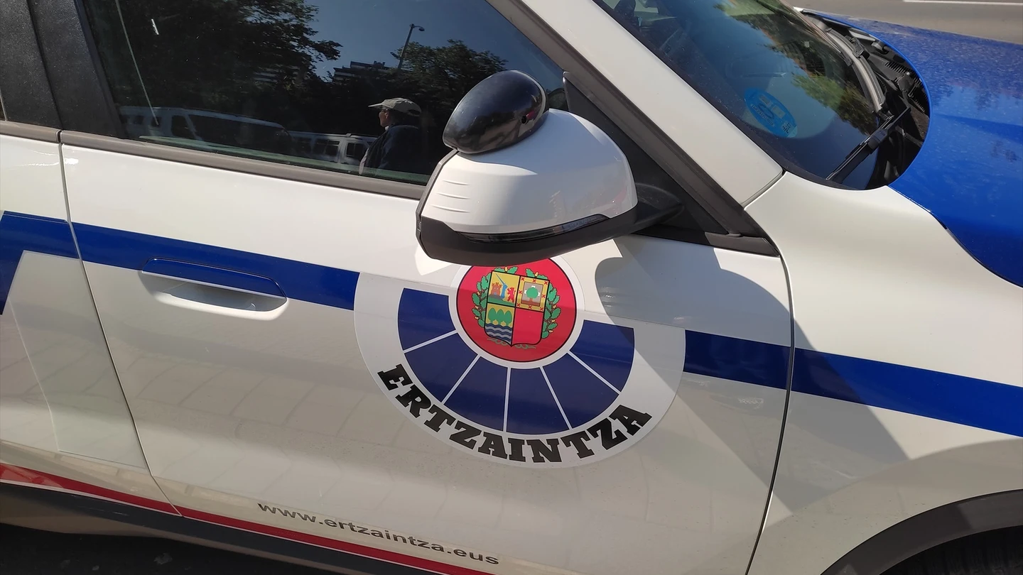 Vehículo de la Ertzaintza Vehículo de la Ertzaintza