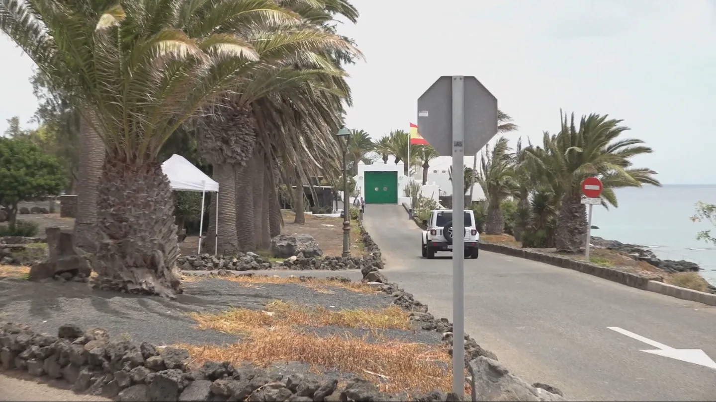 Pedro Sánchez comienza sus vacaciones de verano en la residencia de La Mareta en Lanzarote. Pedro Sánchez comienza sus vacaciones de verano en la residencia de La Mareta en Lanzarote.