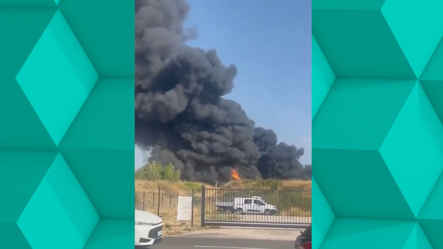 Confinadas 30.000 personas por un incendio en una planta industrial al noreste de Francia. Confinadas 30.000 personas por un incendio en una planta industrial al noreste de Francia.