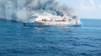 Cinco muertos y m&aacute;s de 40 desaparecidos tras el incendio de un ferry en Indonesia.
