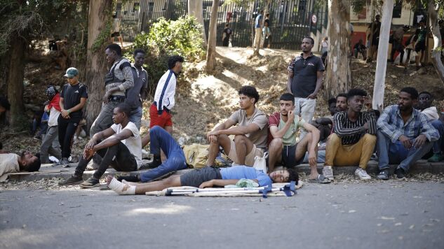 Migrantes esperan a las puertas del CETI en Ceuta
